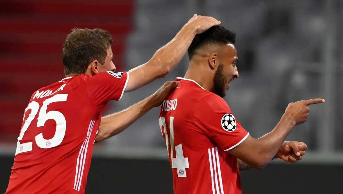 Томас Мюллер и Корентен Толиссо / Getty Images