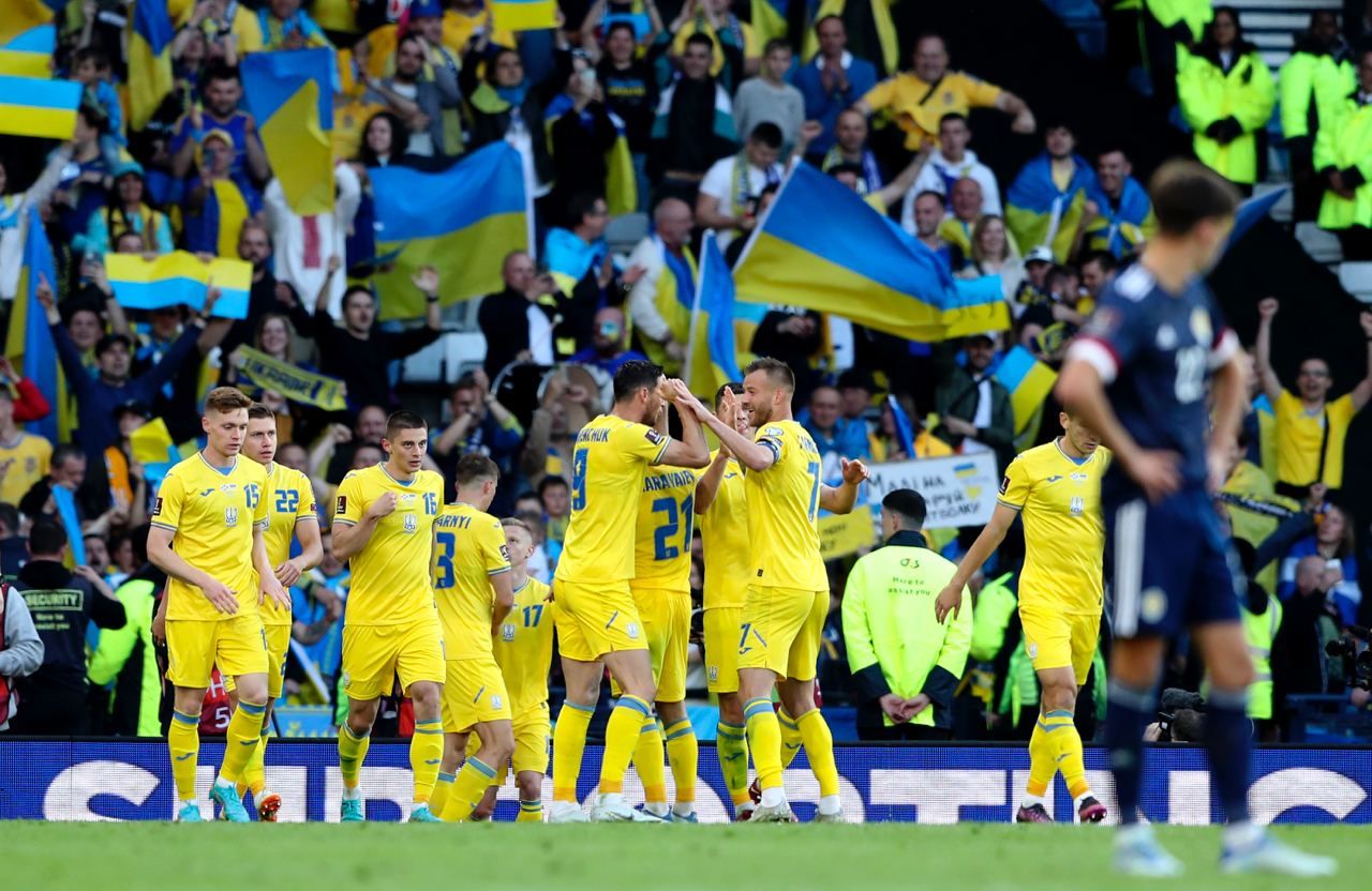 Андрей Ярмоленко с игроками сборной Украины / фото из открытых источников