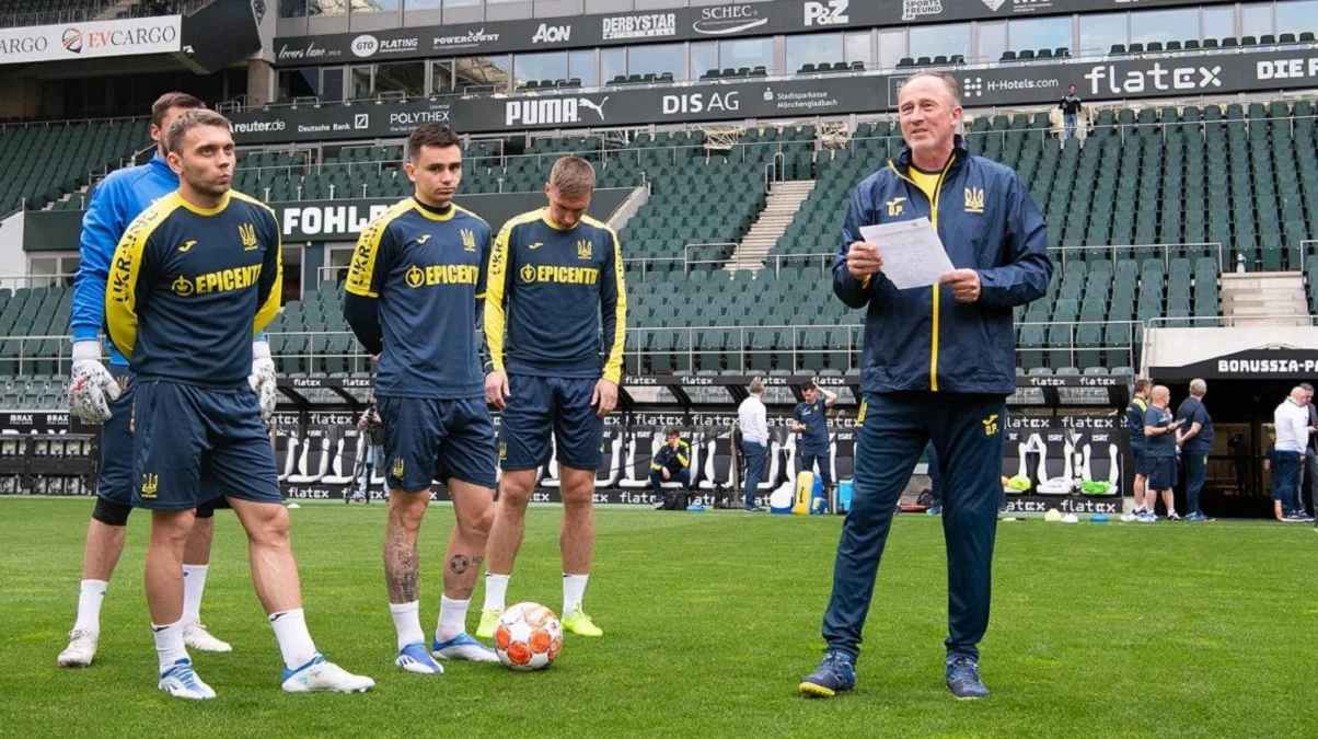 Олександр Петраков з підопічними / УАФ