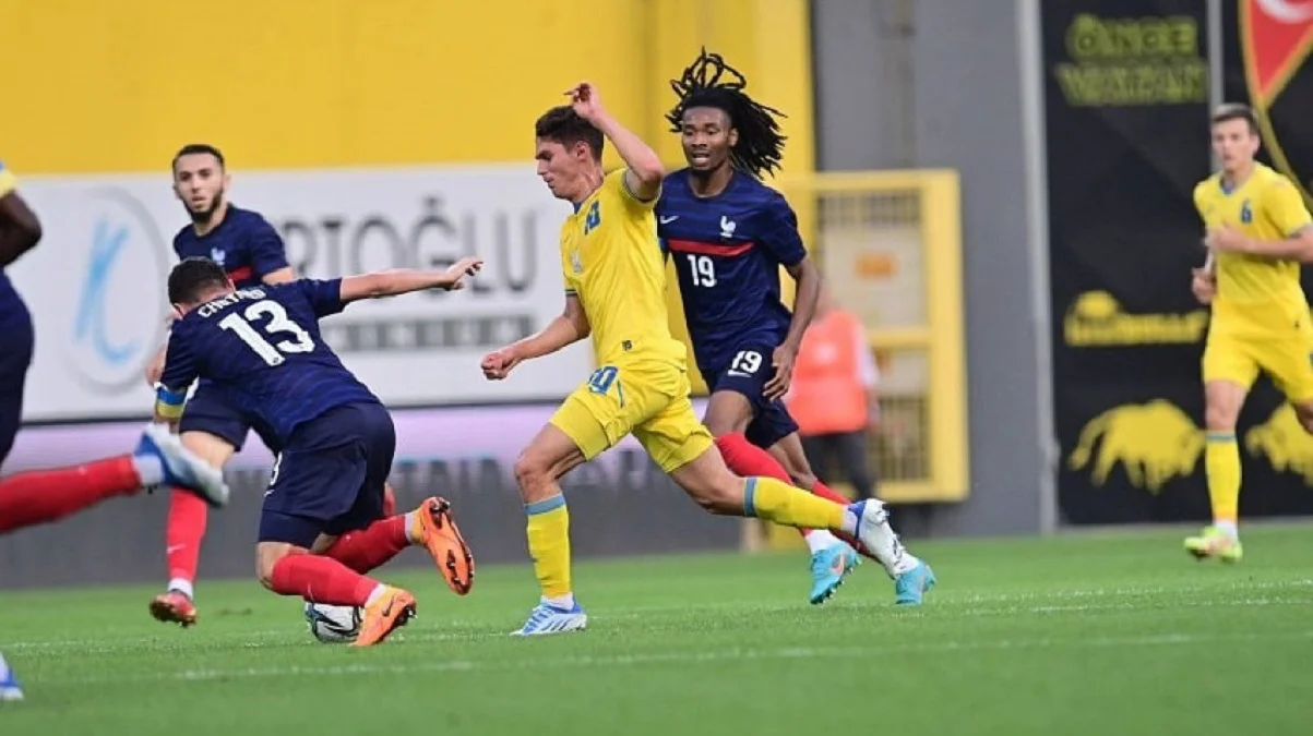 Едуардо Камавінга (в центрі) / УАФ