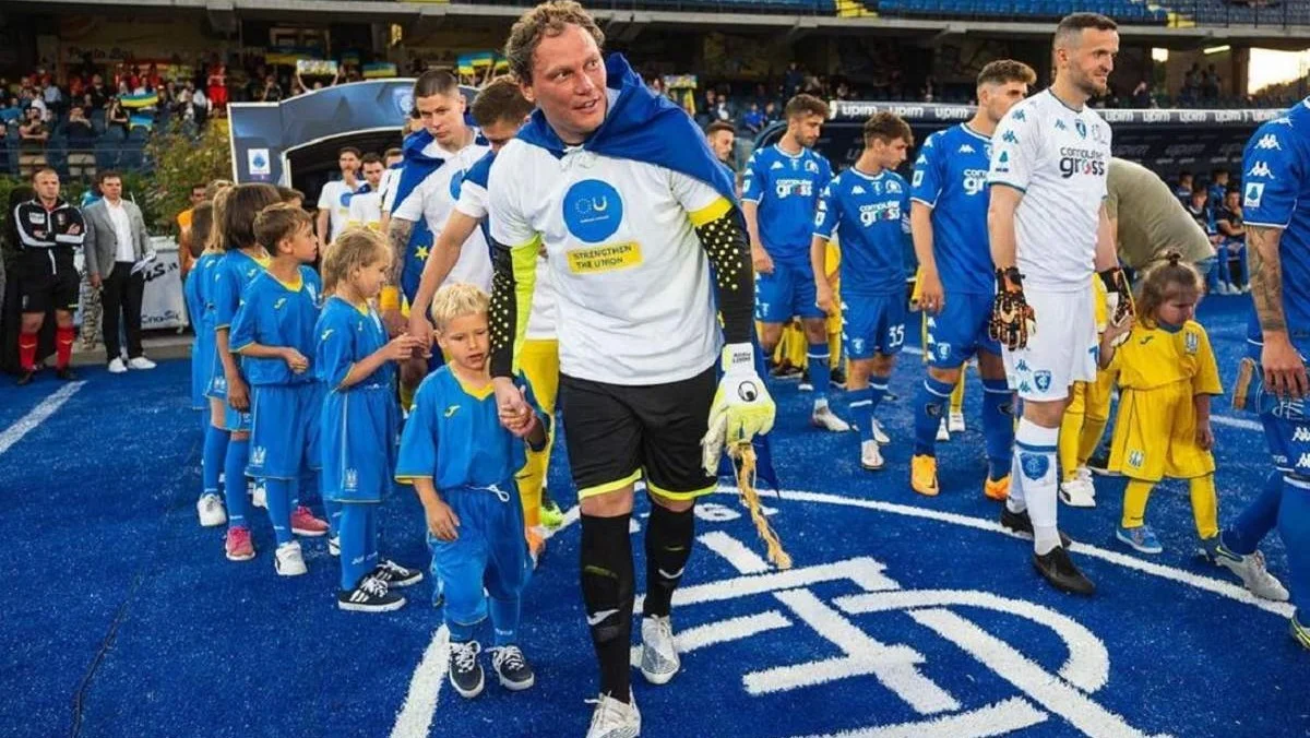 Андрей Пятов выводит сборную Украины на игру / соцсети