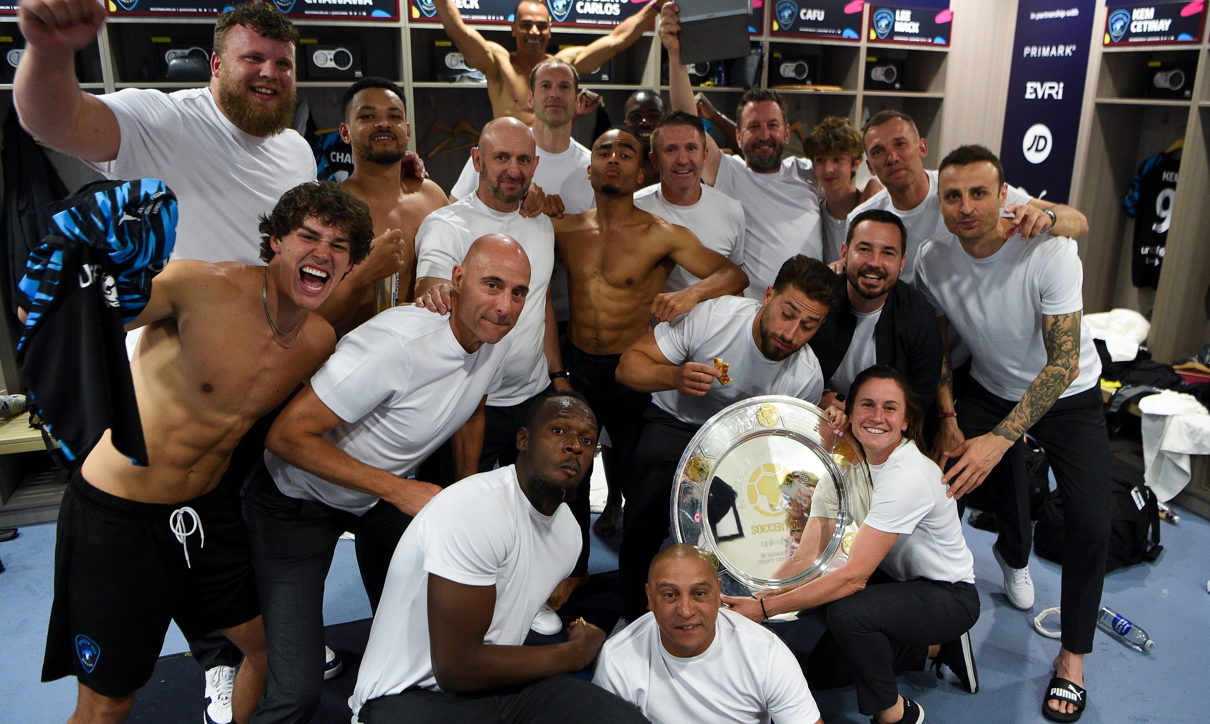 Збірна світу з трофеєм переможця Unicef UK / твіттер Soccer Aid
