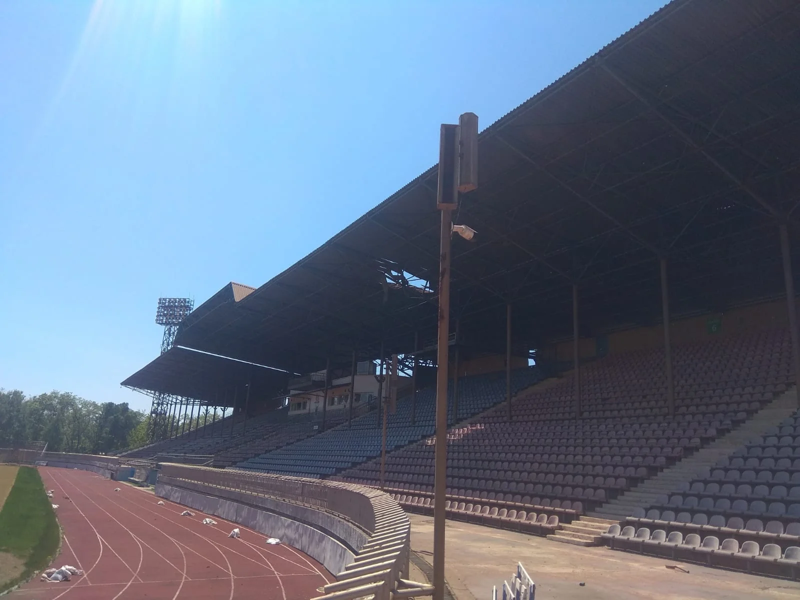 Наслідки обстрілів стадіону Маріуполя росіянами / Facebook Андрія Саніна