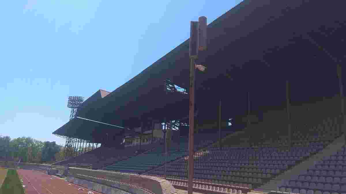 Представитель Мариуполя показал повреждение местного стадиона из-за обстрелов россиян – ужасные кадры