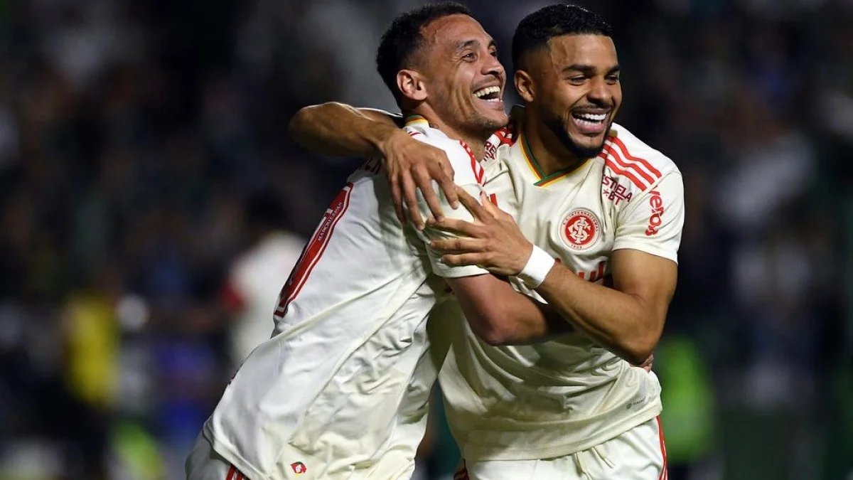 Алан Патрик в объятиях партнера / FATOPRESS