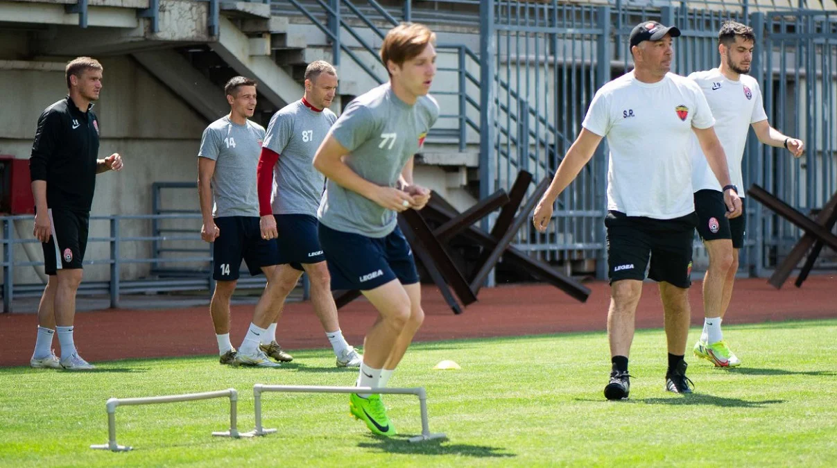 Александр Гладкий (крайний слева) и Ахмед Алибеков (крайний справа) / МФК Металлург