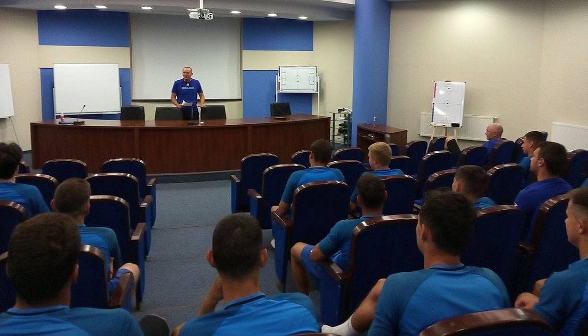 Роман Григорчук со своими подопечными / ФК Черноморец