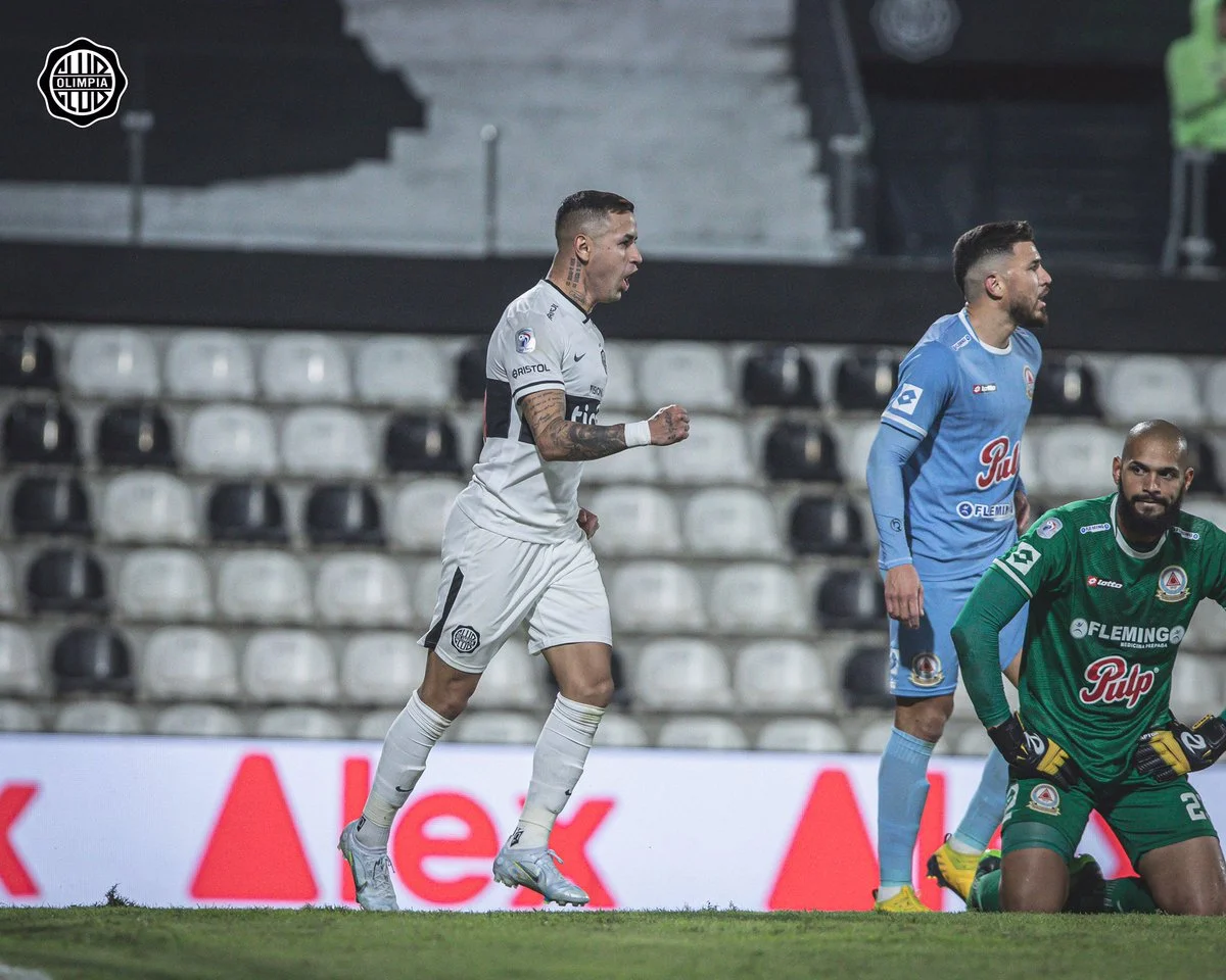 Дерліс Гонсалес святкує гол (ліворуч)