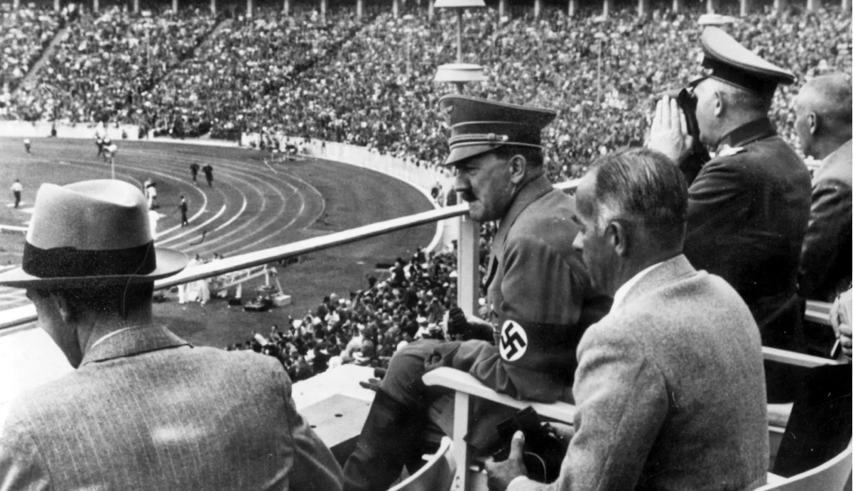Гітлер на стадіоні / AP Photo