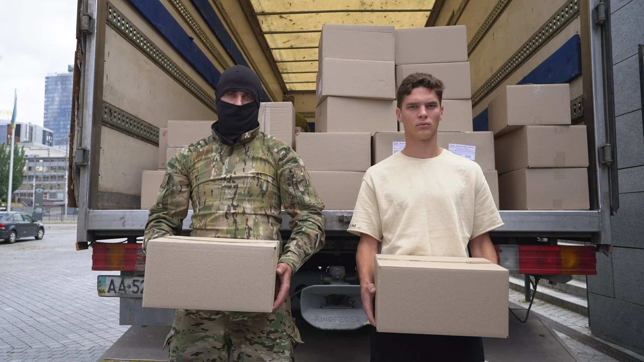 Георгій Судаков допомагає відвантажити гуманітарку для ЗСУ / фото: ФК Шахтар