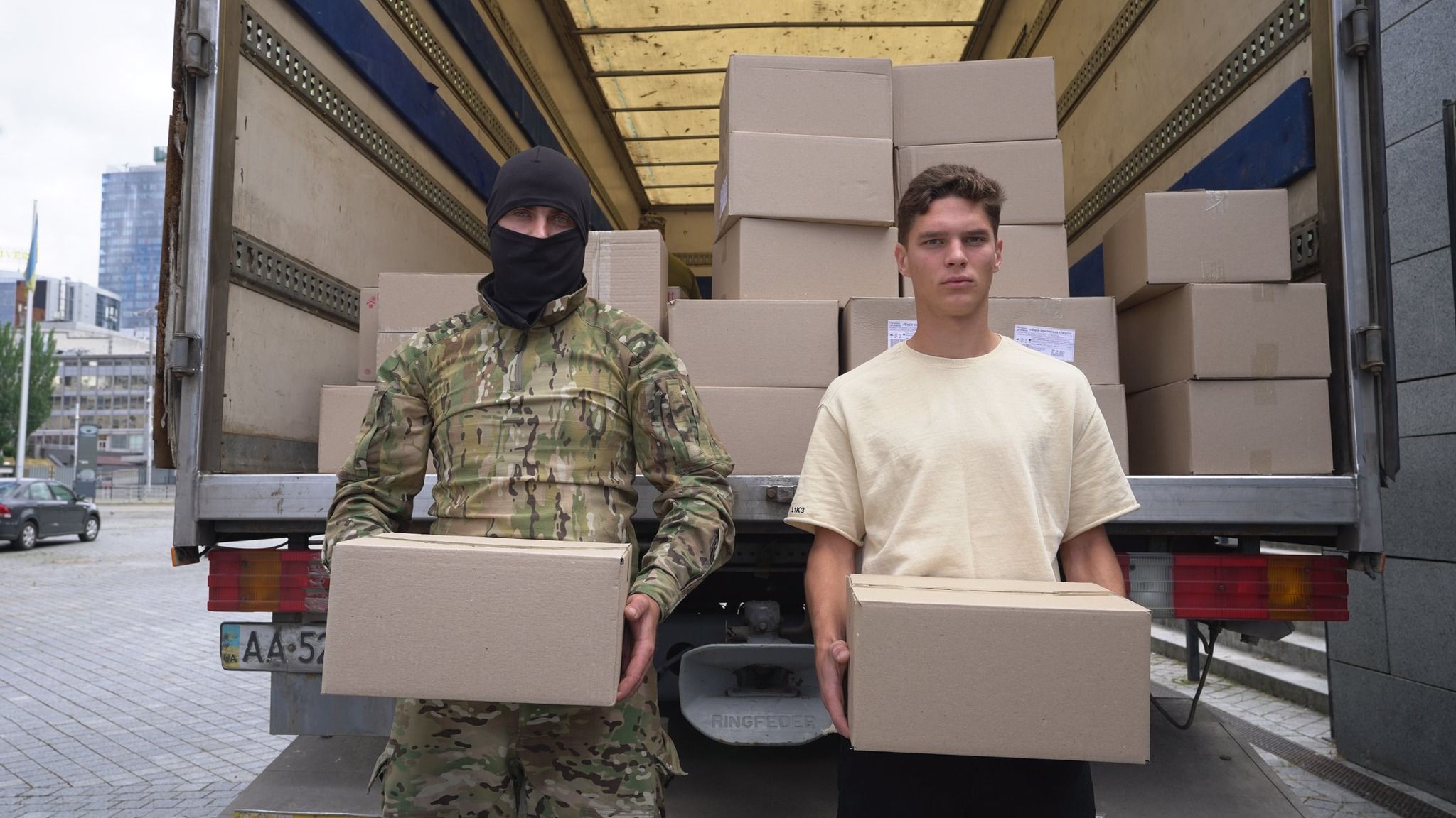 Георгій Судаков допомагає відвантажити гуманітарку для ЗСУ / фото: ФК Шахтар