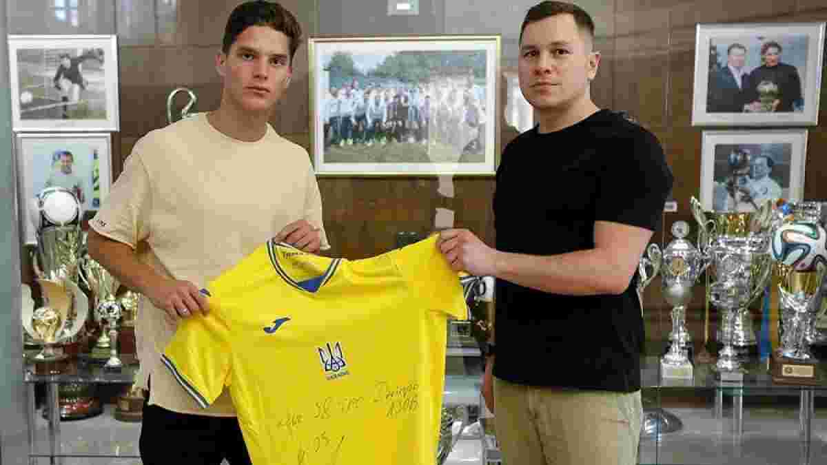 Игроки молодежной сборной Украины передали рации для ВСУ, которые приобрели за свой счет