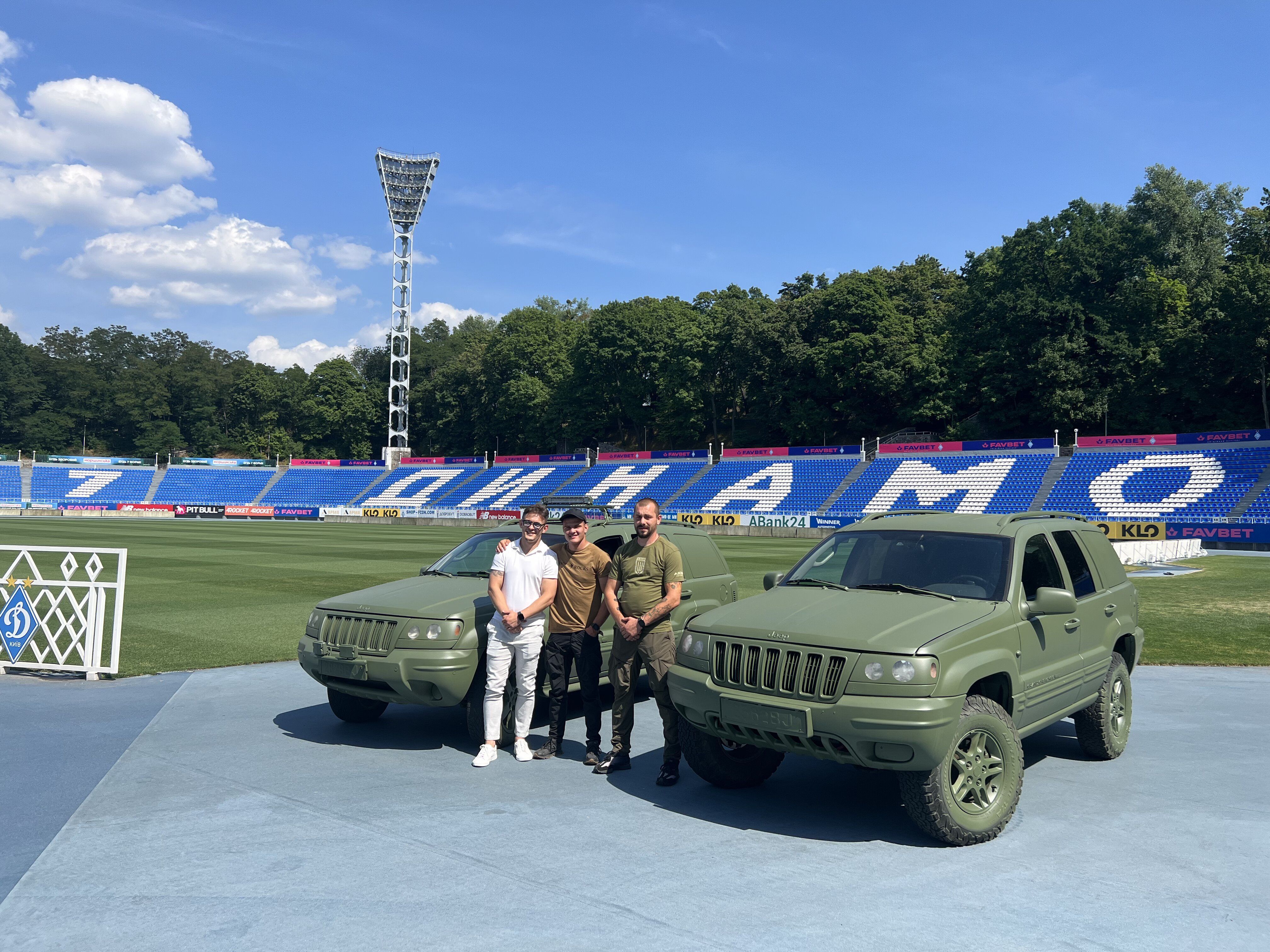 Динамо відзвітувало про передачу двох автівок на передову / фото: ФК Динамо