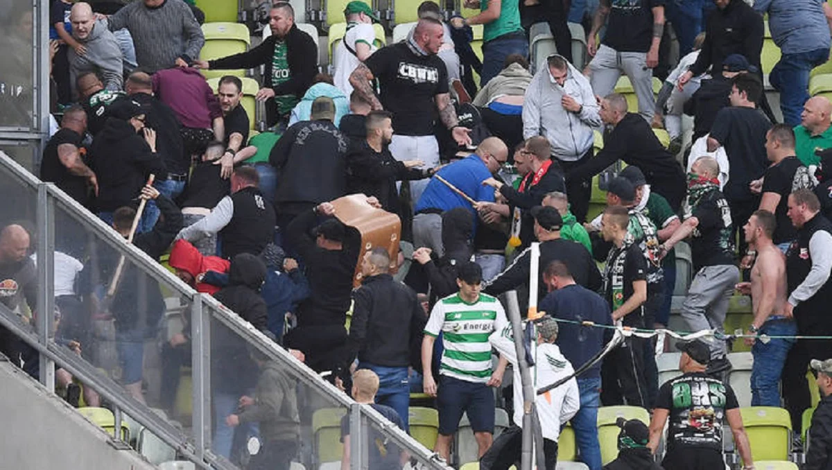 Драка на матче в Гданьске / Адам Клос