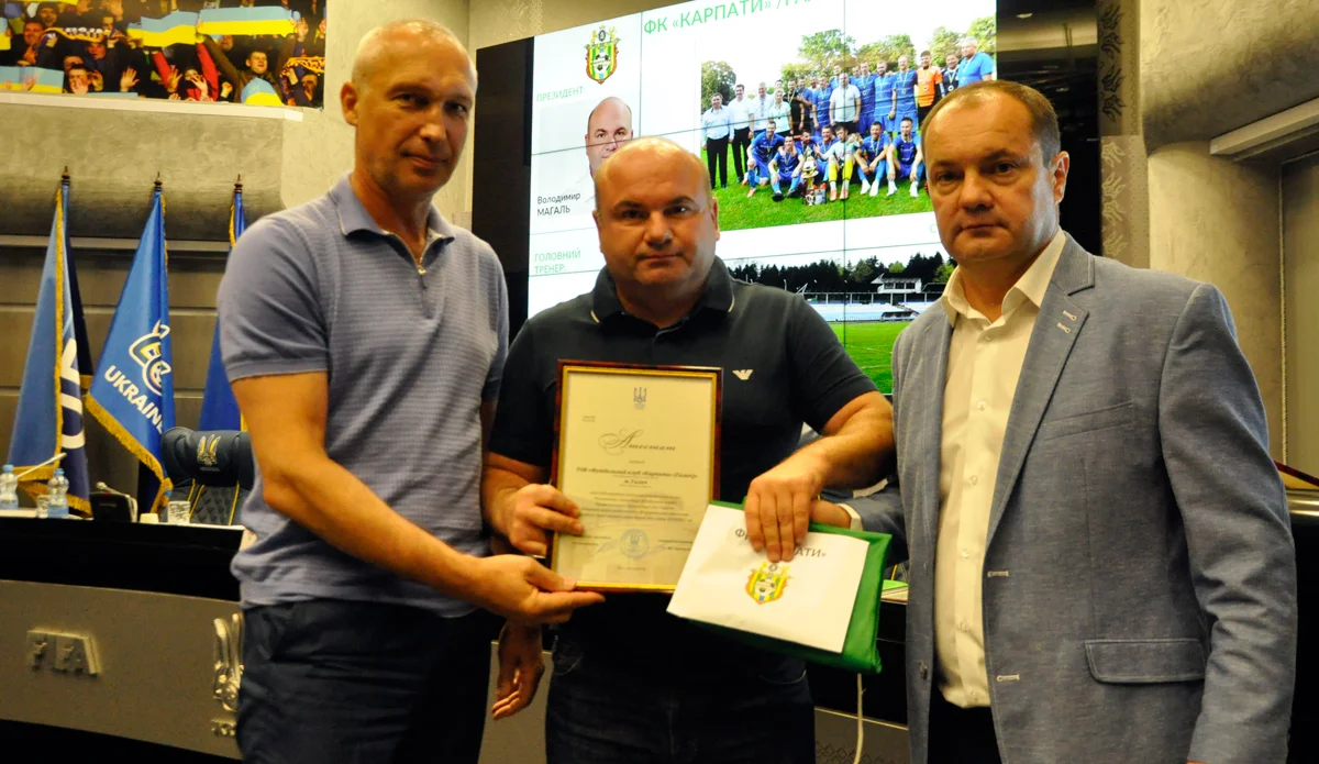 Володимир Магаль (в центрі) / ФК Карпати Галич