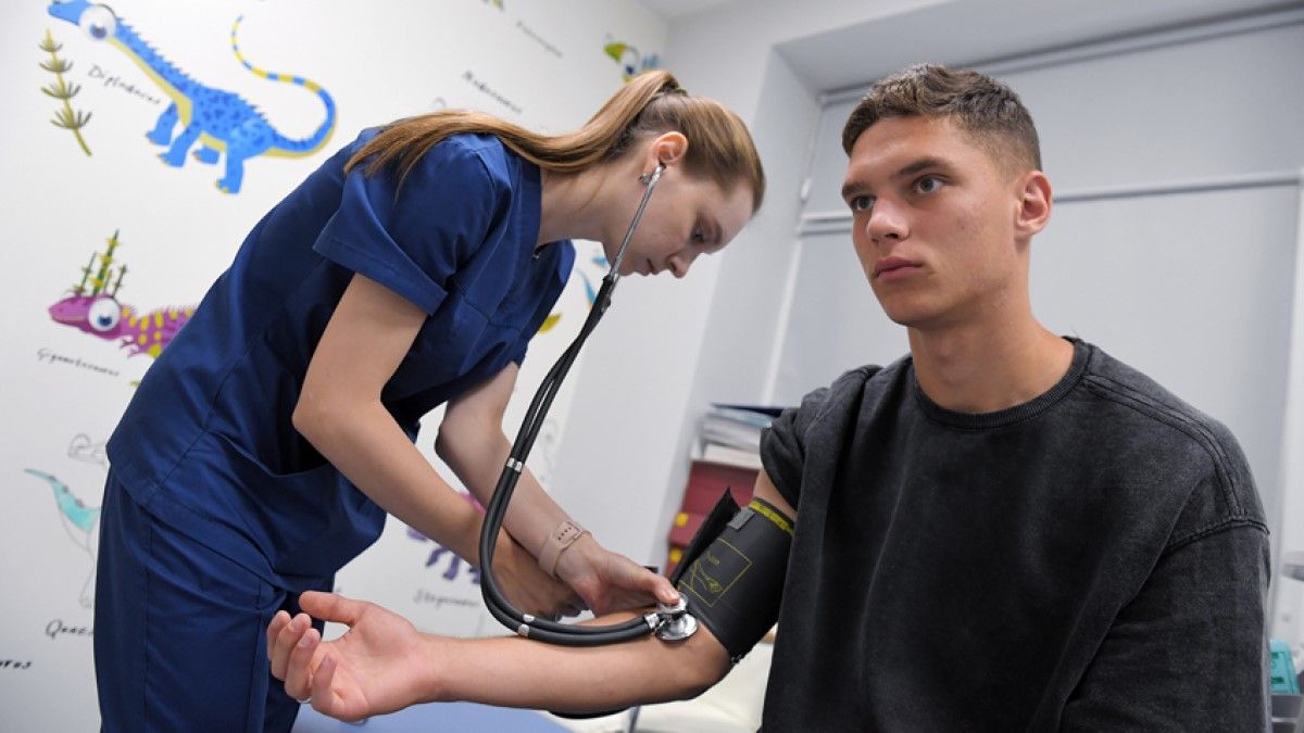 Георгій Судаков на медогляді / фото: ФК Шахтар