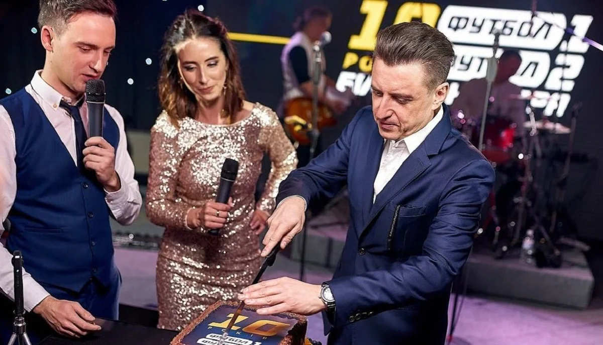 Олександр Денисов (праворуч) під час святкування 10-річчя каналів "Футбол" / Фото з соцмереж