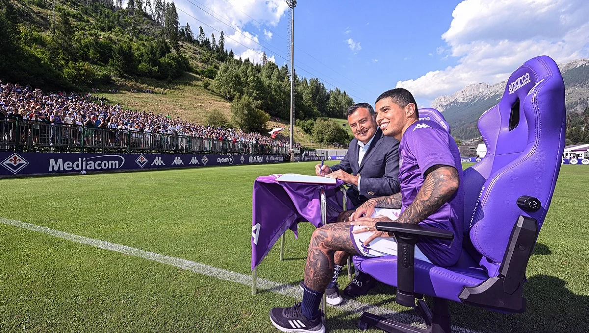 Додо підписує контракт перед вболівальниками / Сайт Фіорентини