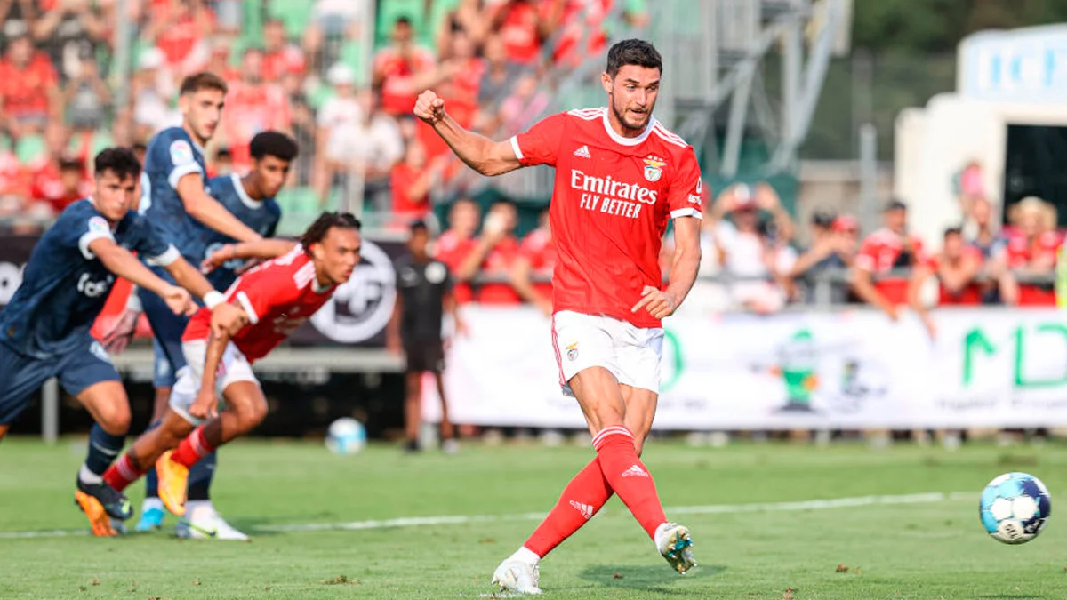Роман Яремчук забивает гол в ворота Жироны / фото SL Benfica