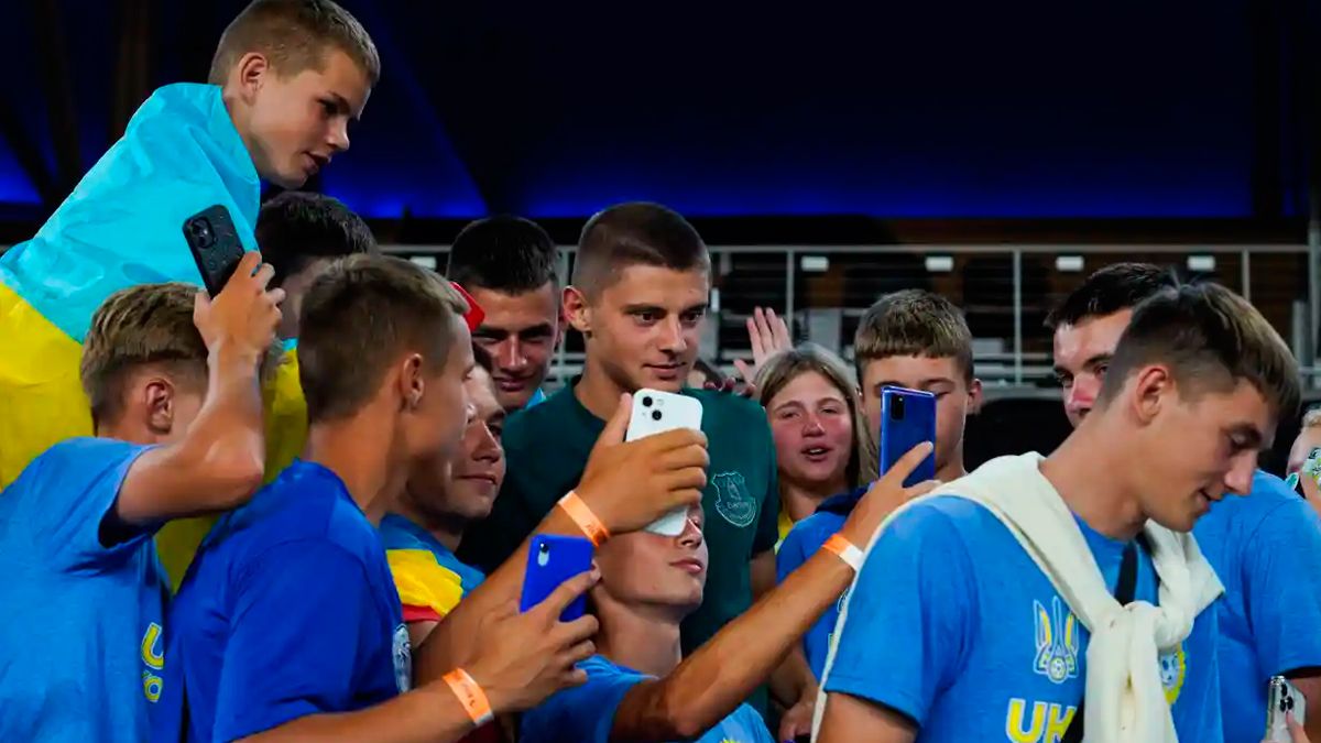 Віталій Миколенко з юними українцями на матчі проти Міннесоти / Getty Images