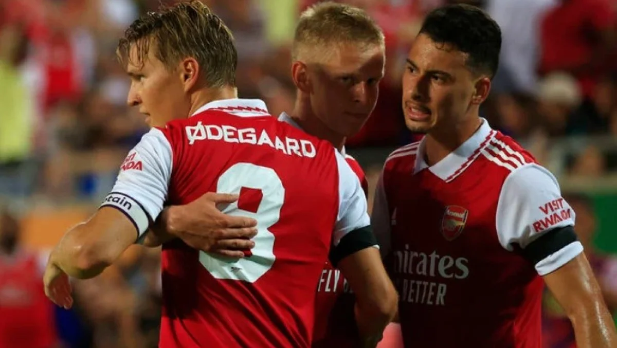 Зінченко в обіймах партнерів / фото: ФК Арсенал