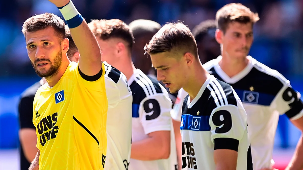 Футболисты Гамбурга в специальных футболках в честь Уве Зеелера / фото ФК Гамбург