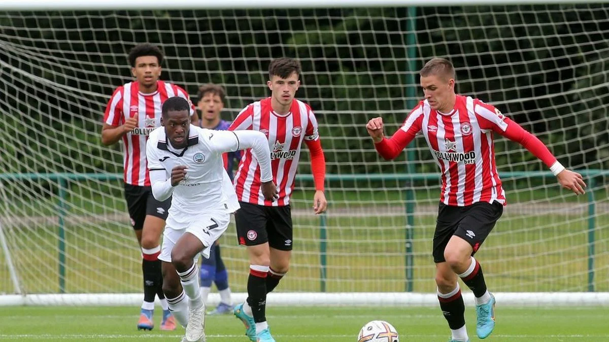 Ярмолюк (праворуч) дебютував за основу Брентфорда / ФК Брентфорд