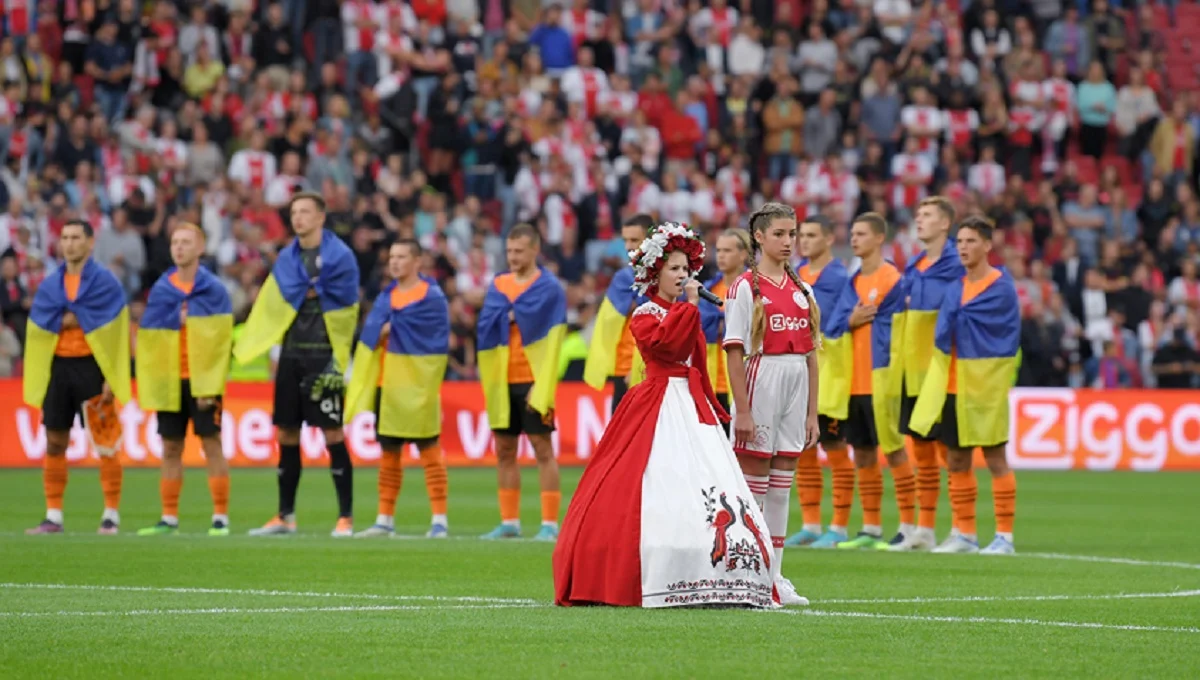 Дівчинка співає Гімн України / Сайт Шахтаря