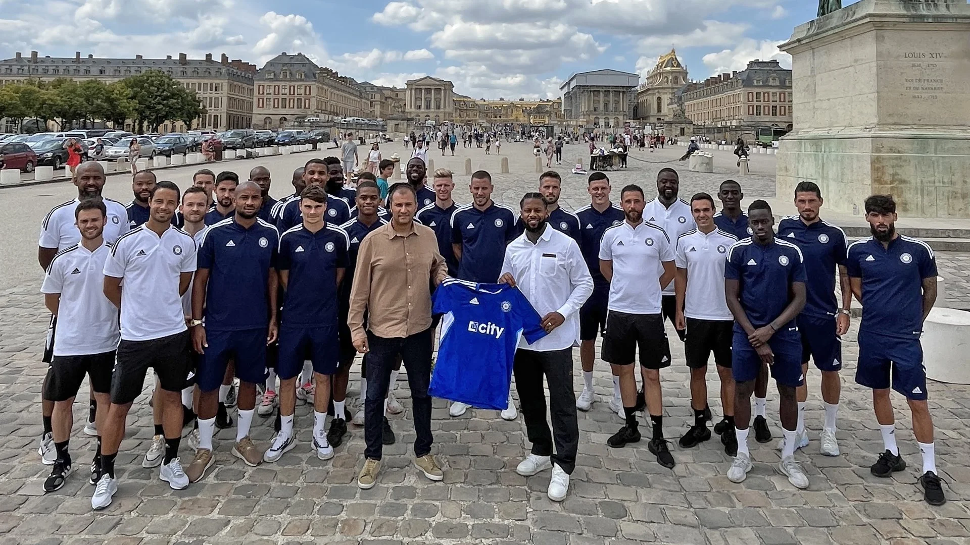 Ленс в компании новых одноклубников / Сайт Версаля