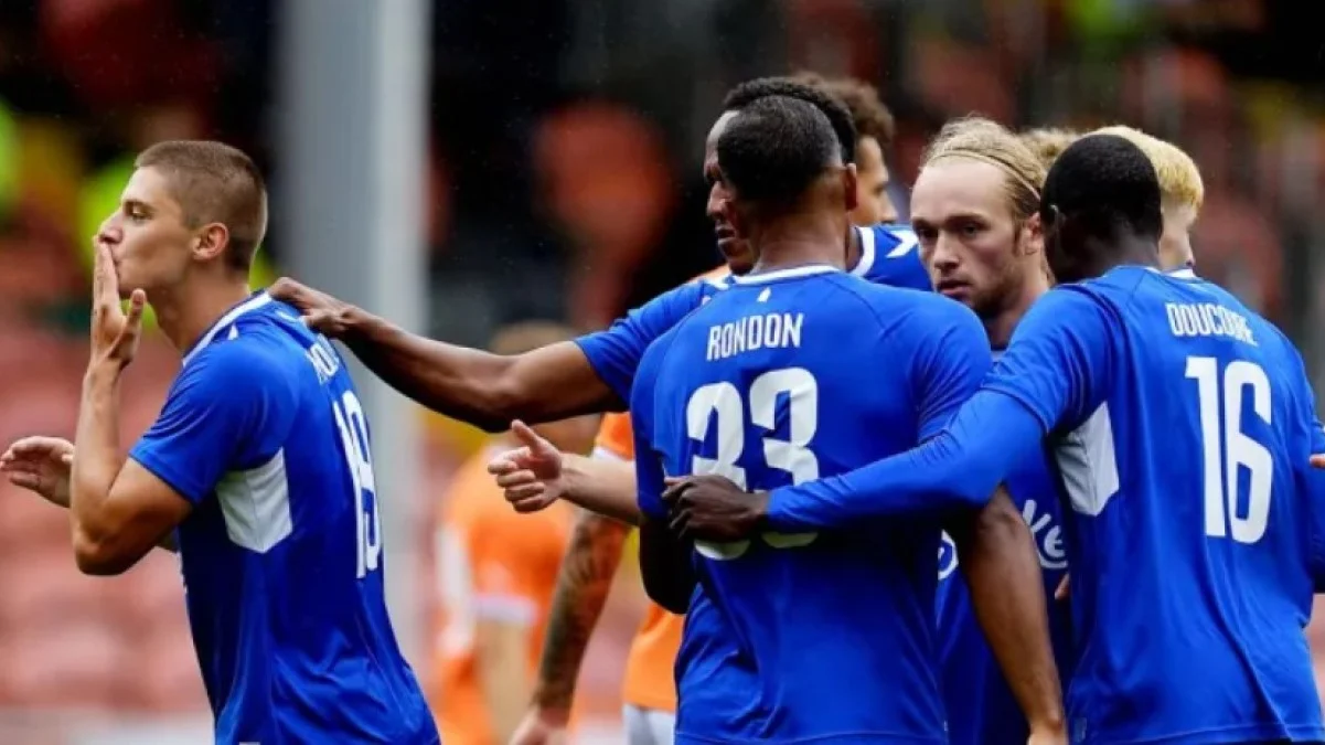 Віталій Миколенко (ліворуч) з партнерами по Евертону / фото з відкритих джерел