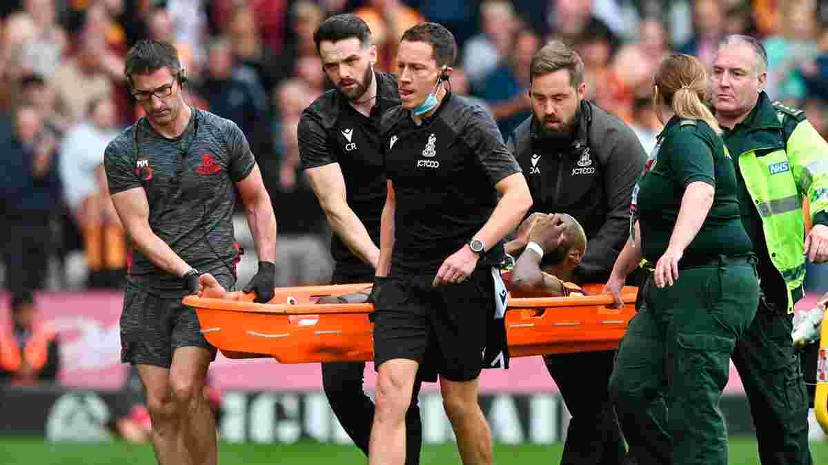 Новичок английского клуба получил двойной перелом через 6 минут после начала сезона – видео жуткой травмы