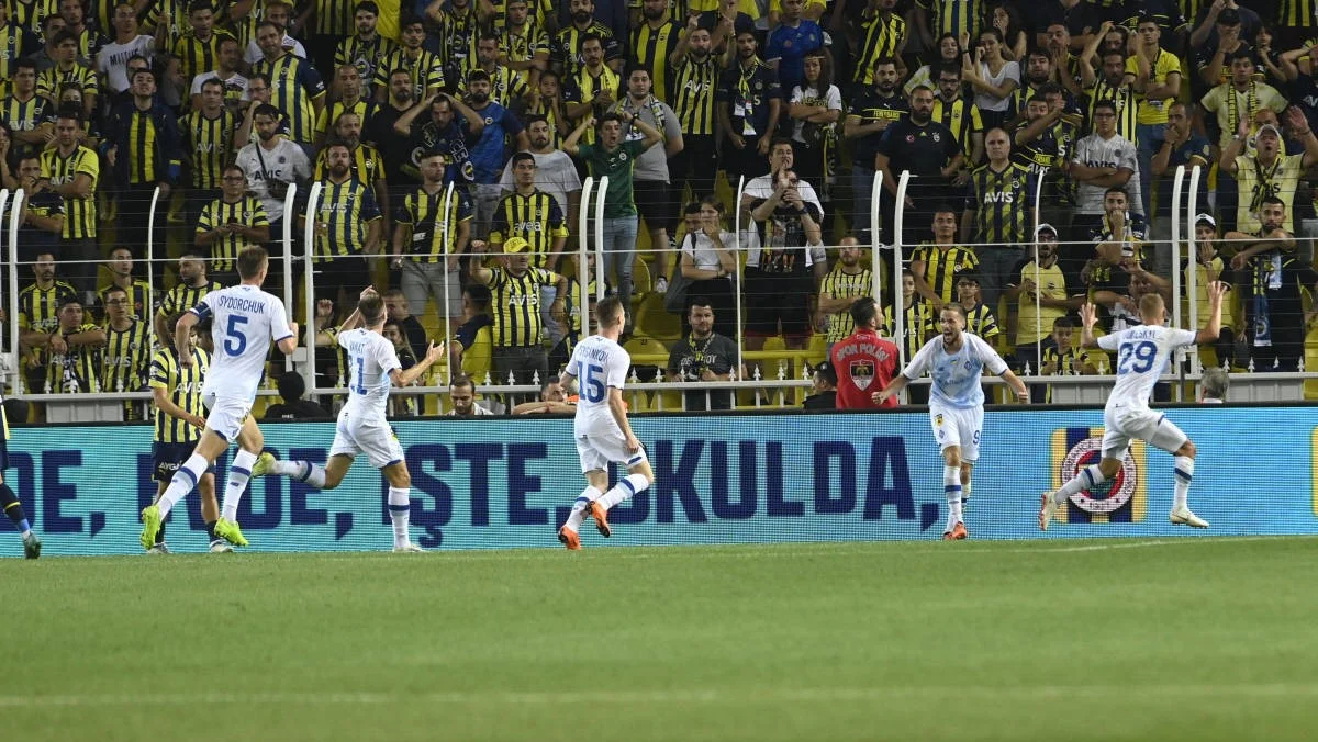 Игроки Динамо на фоне болельщиков Фенербахче / IMAGO