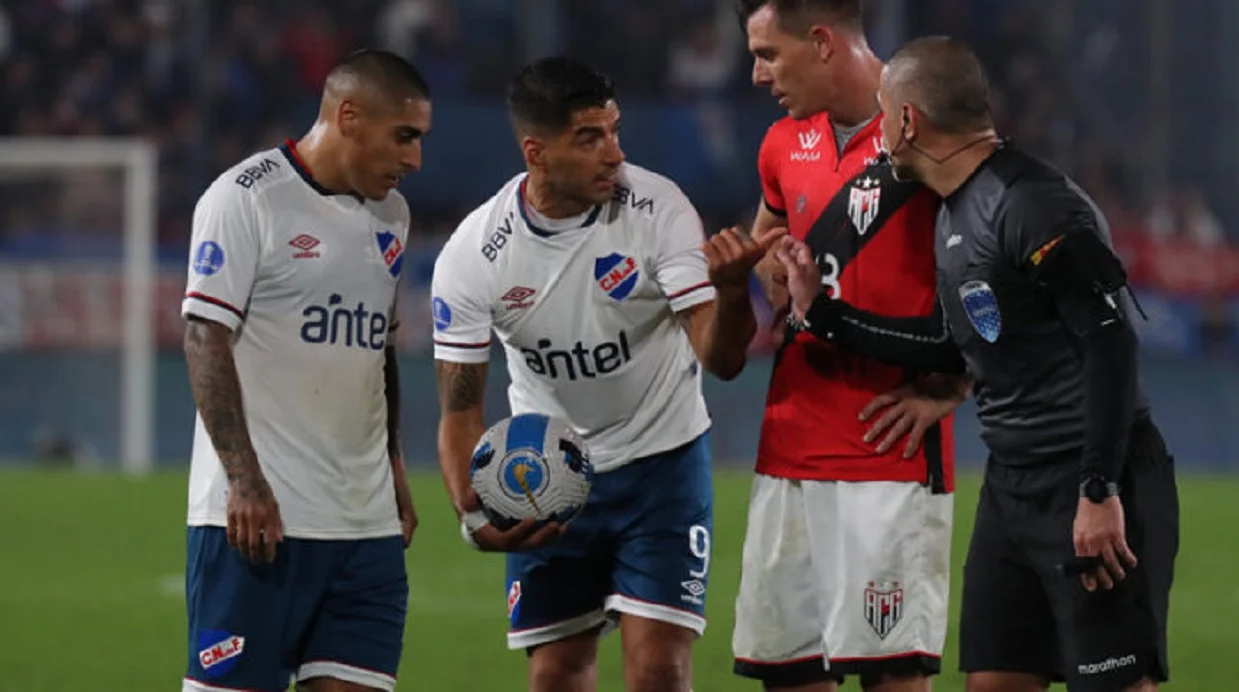 Суарес сперечається з арбітром / EFE