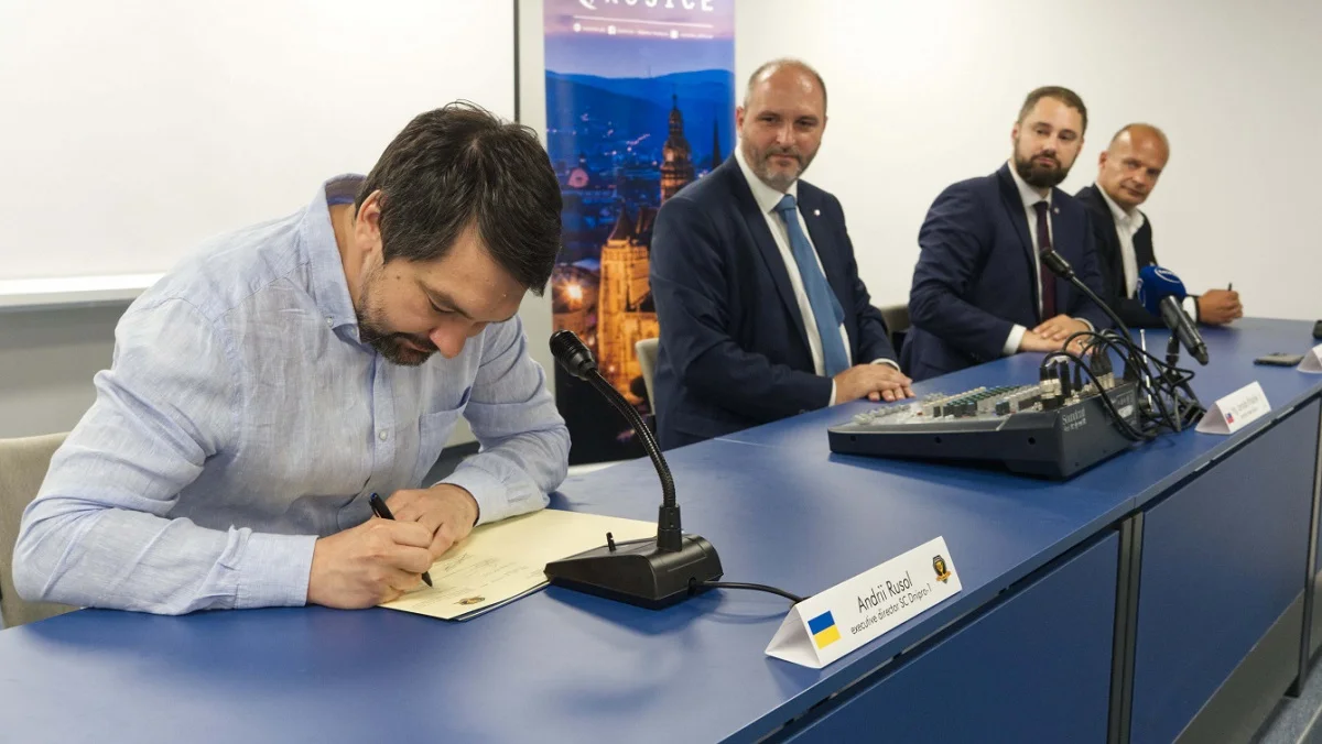 Андрій Русол підписує контракт / Сайт СК Дніпро-1