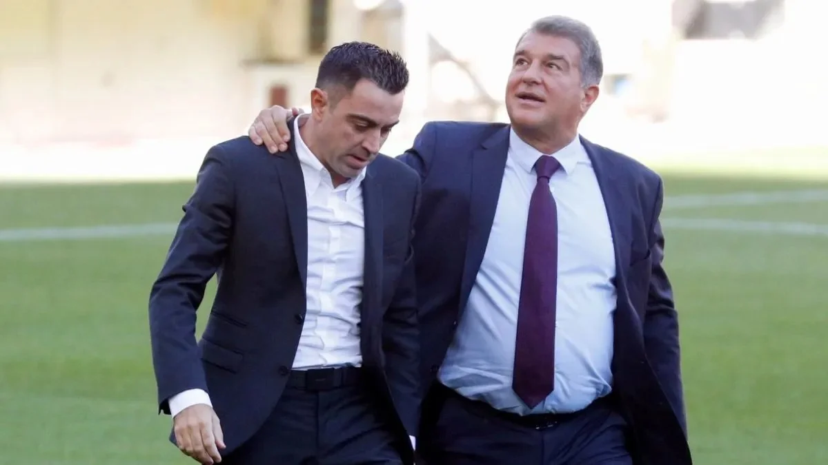 Хаві та Жоан Лапорта / фото: Барселона