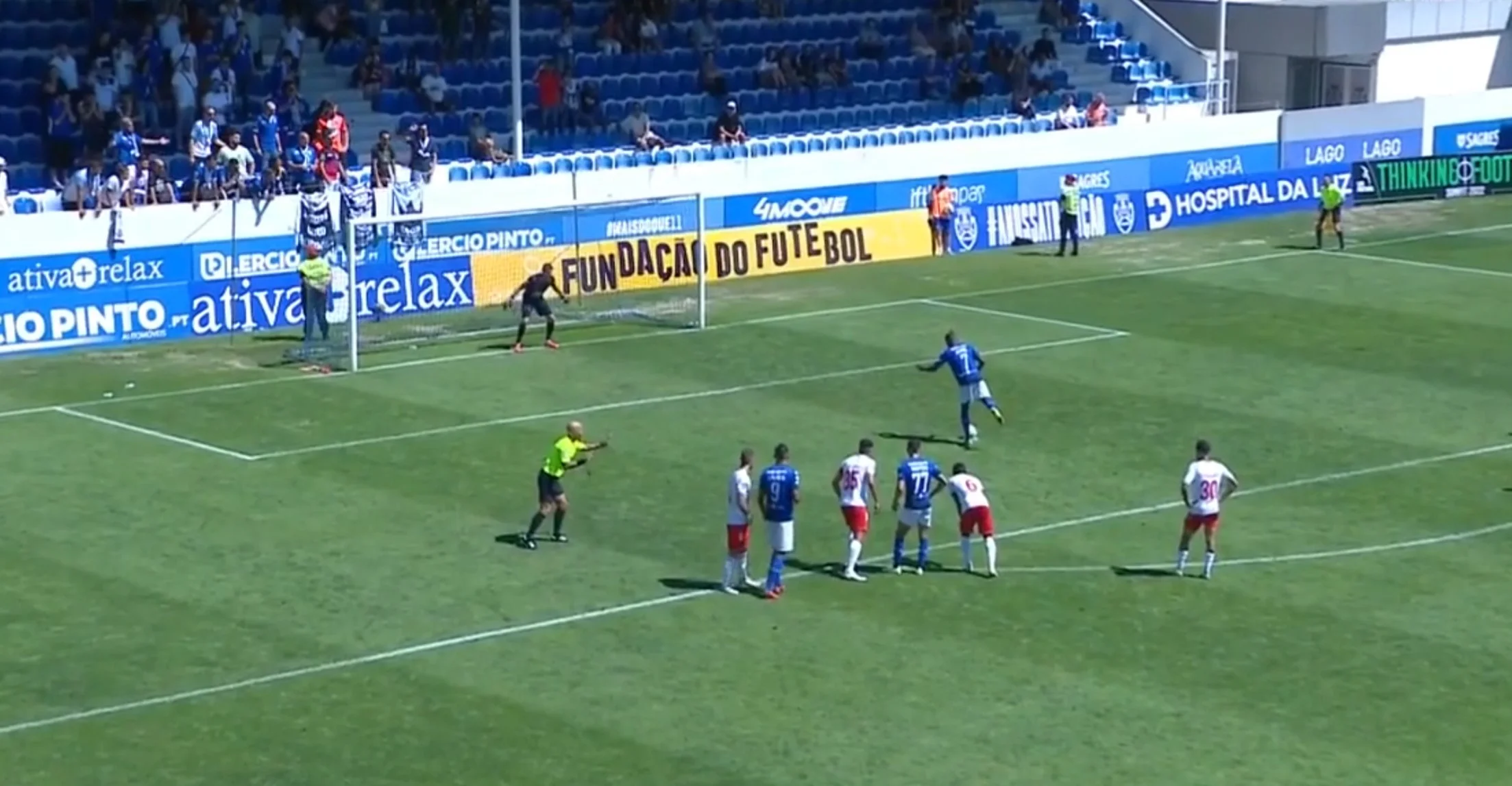 Фото до новини: Чемпіон з "Гри в кальмара" – у Португалії дуже оригінально виконали пенальті