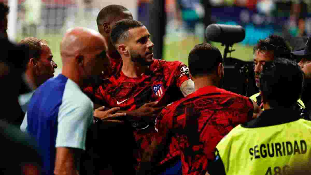 Игрок Атлетико лез драться с собственными ультрас на трибунах – фанаты оскорбляли партнера и вспомнили прошлое в Реале