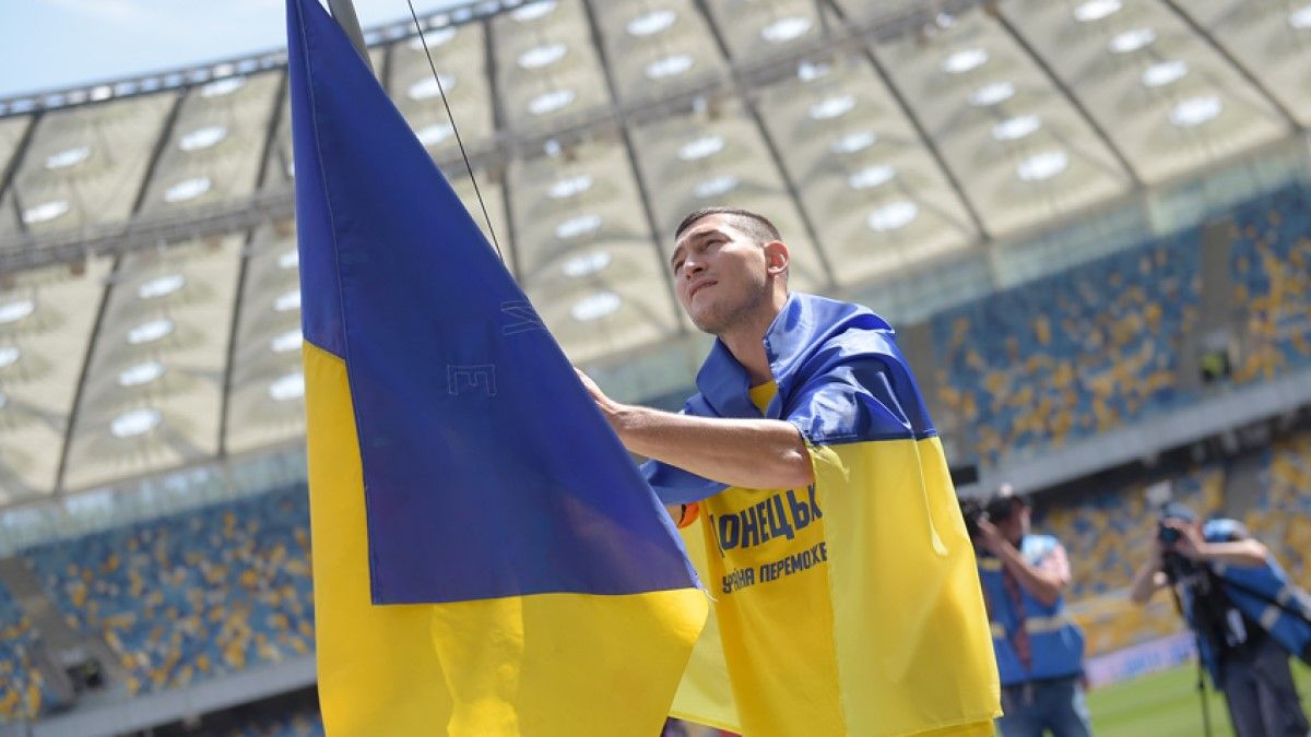 Тарас Степаненко здіймає прапор України на НСК Олімпійський/ фото: ФК Шахтар