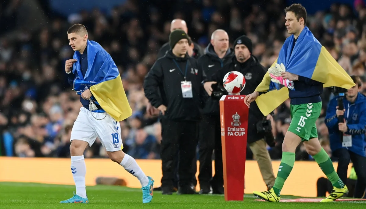 Віталій Миколенко з прапором України / Евертон