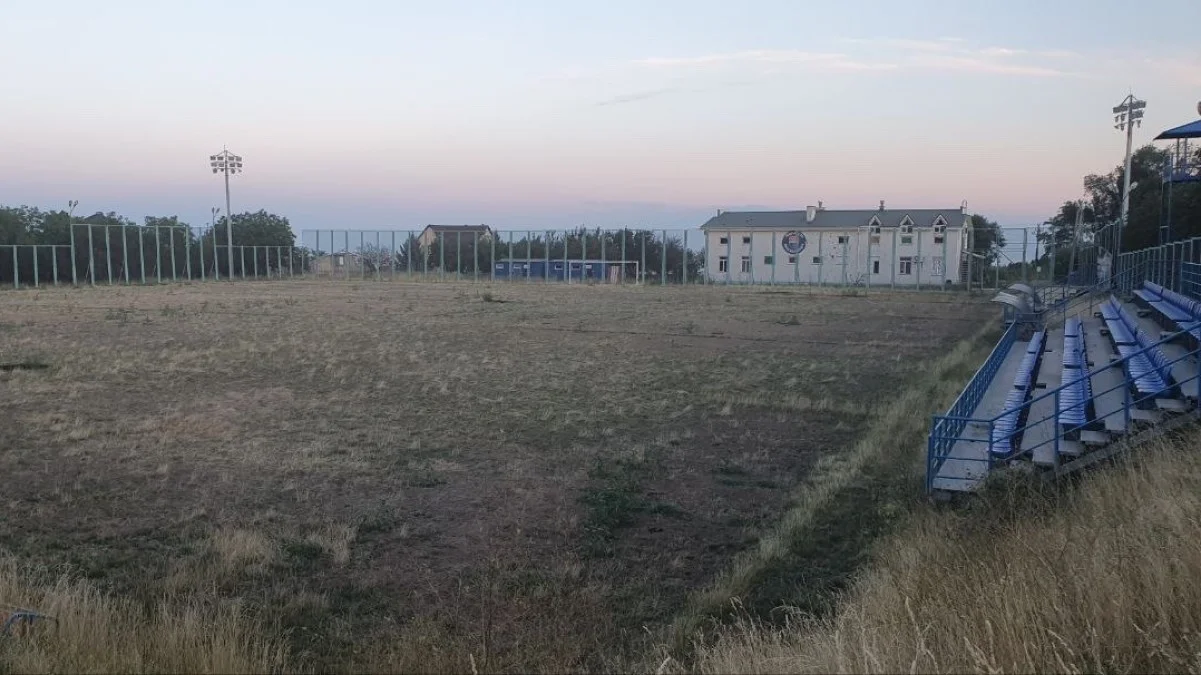 Тренувальне поле Маріуполя після приходу росіян / Facebook Андрія Саніна