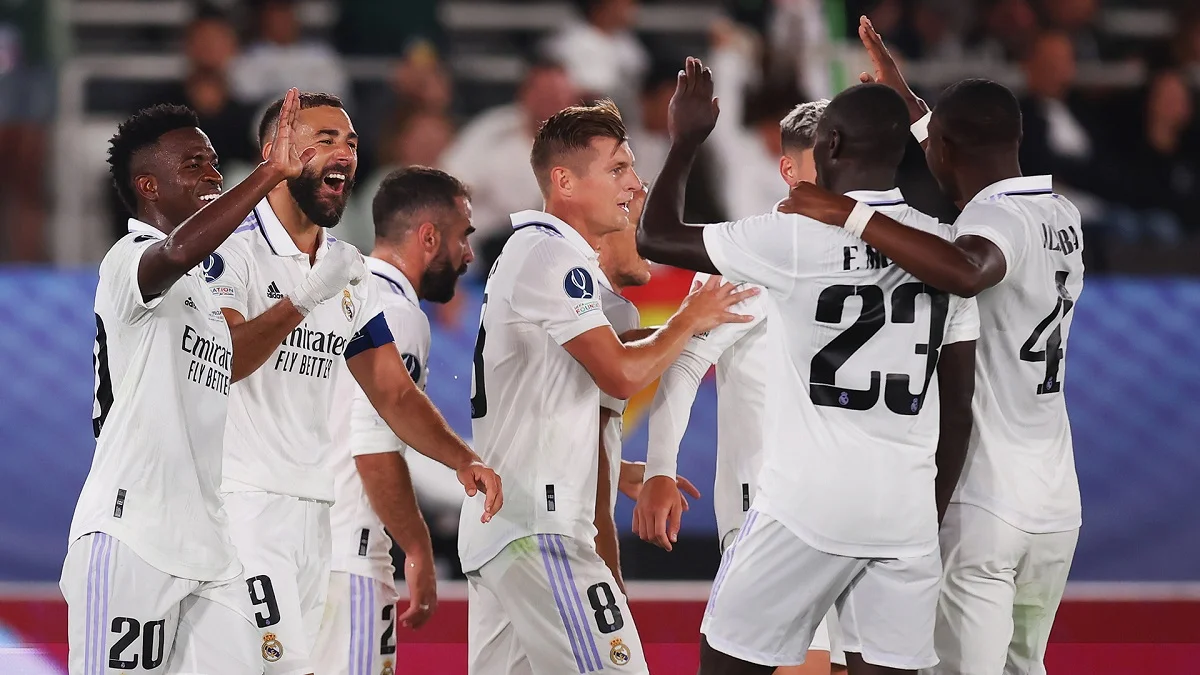 Тони Кроос с одноклубниками / Сайт Реала