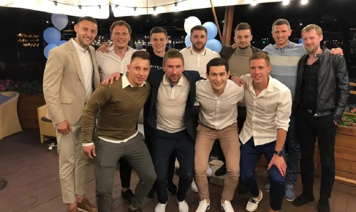 Кисткин (второй слева в нижнем ряду) в компании игроков Шахтера / Фото из соцсетей