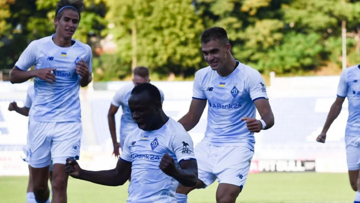 Самба Диалло с одноклубниками / Фото Юлии Перекопайко