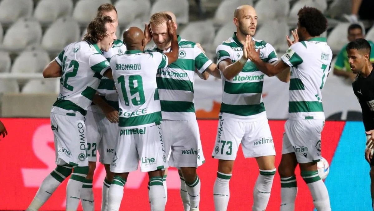 Роман Безус в оточенні партнерів / фото: ФК Омонія