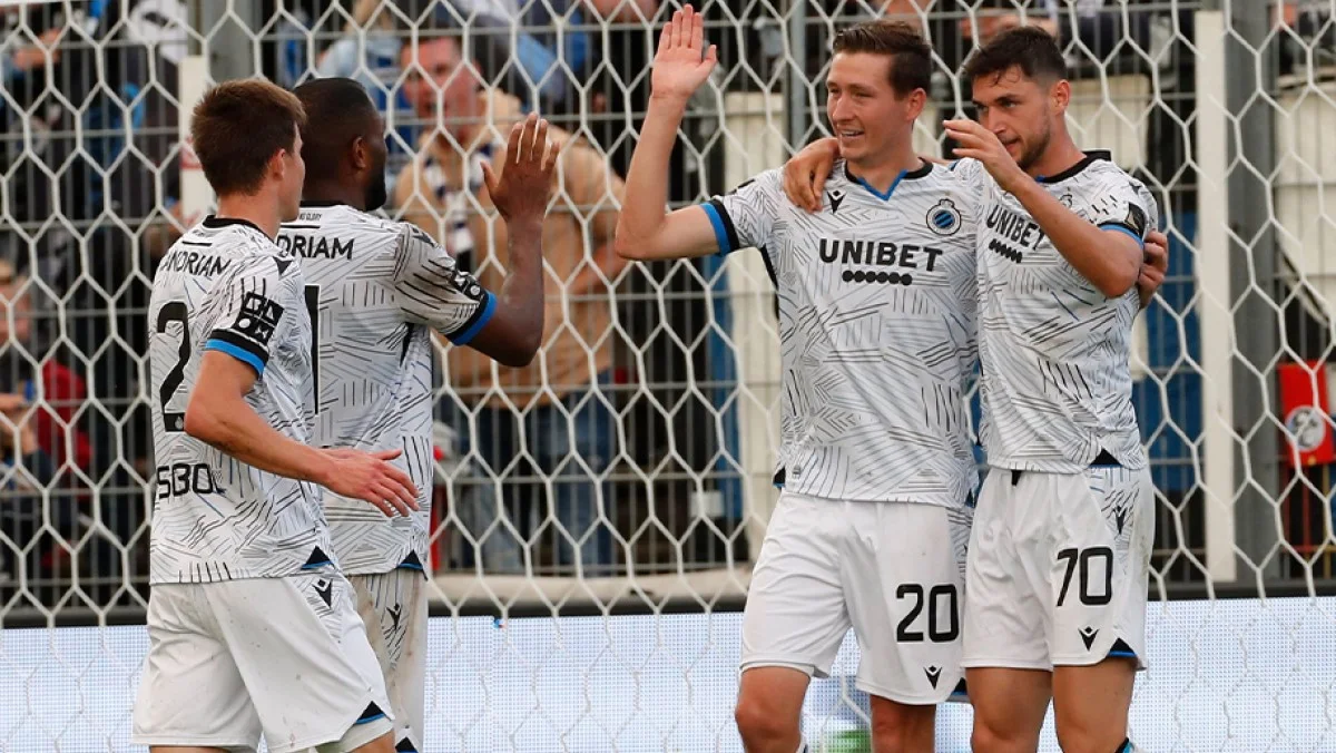 Роман Яремчук в окружении партнеров / фото: ФК Брюгге