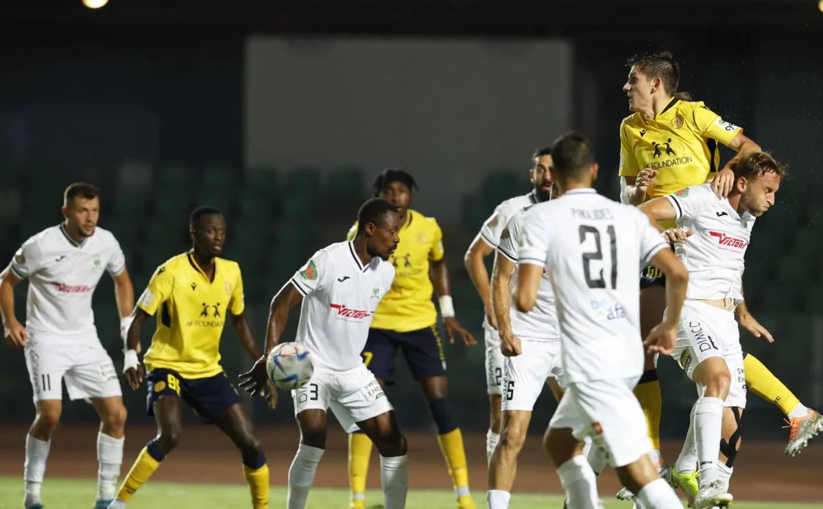 Биловар (крайний справа) дебютировал за АЕЛ Лимасол с поражения от команды Докса (1:2)