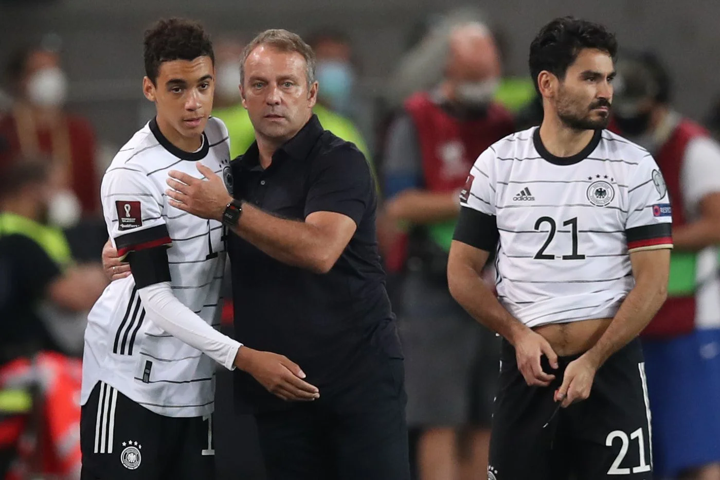 Ханси Флик с подопечными / bavarianfootballworks.com