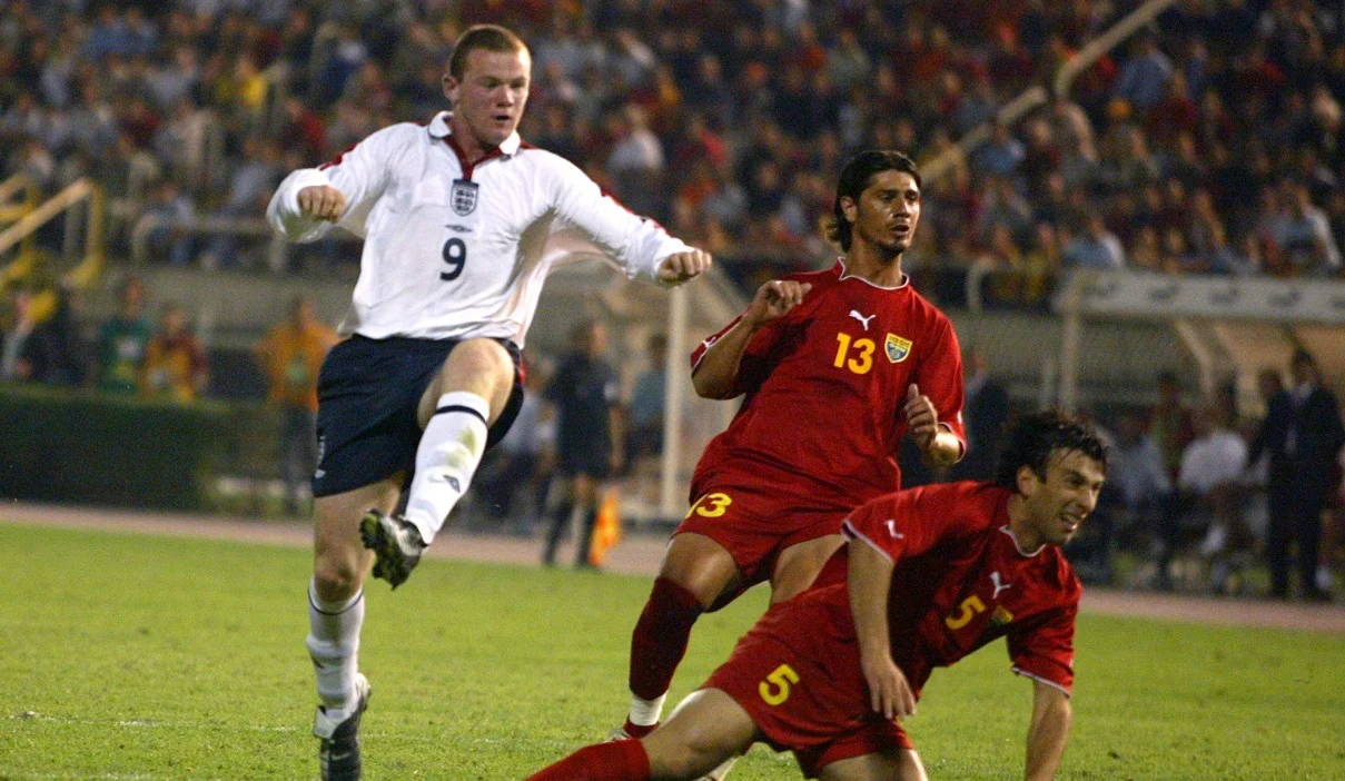 Ігор Гюзелов (№13) стримував Вейна Руні / Getty images