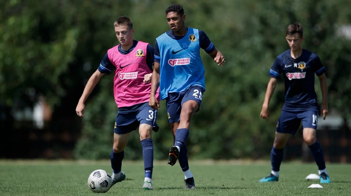 Даниэль Кивинда (в центре) / СК Днепр-1