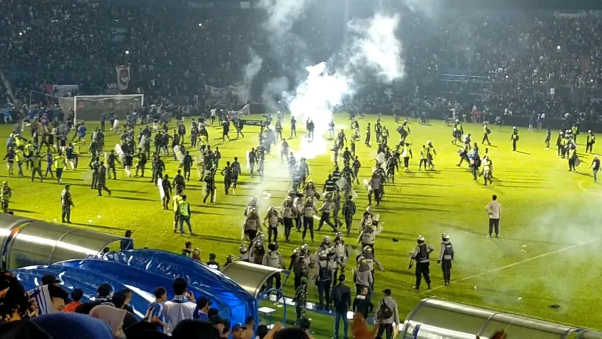 Безлад на матчі в Індонезії / Фото з Twitter